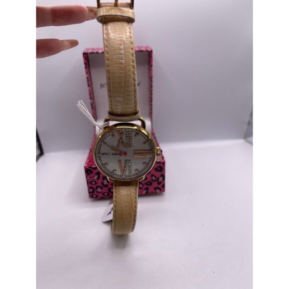 BETSEY JOHNSON LADIES WATCH ROSE GOLD TONE WITH A PINK LEATHER BAND BJ00212-29 - Picture 1 of 4